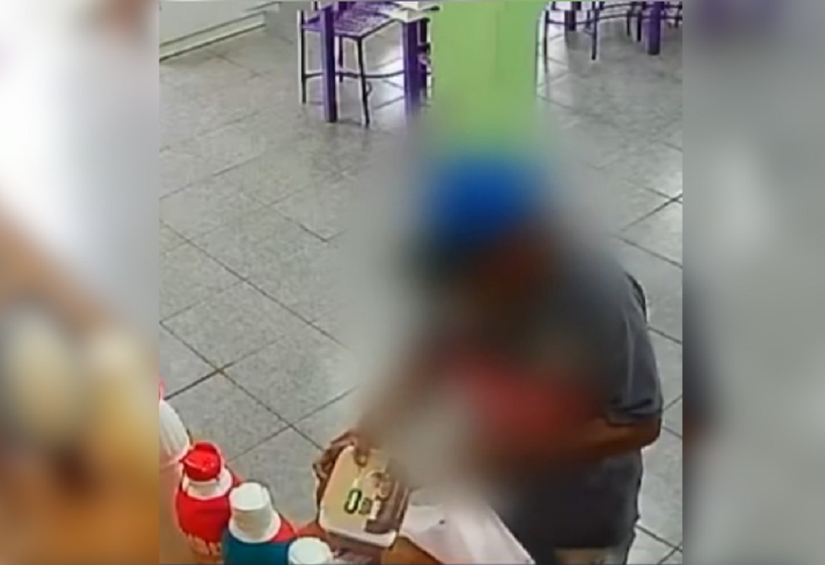 Homem entra em sorveteria, furta potes de sorvete e foge de bicicleta;