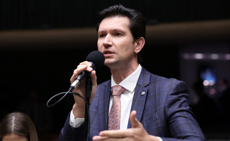 Comissão aprova direito a remarcação gratuita de voo para candidato a concurso que mudar de data