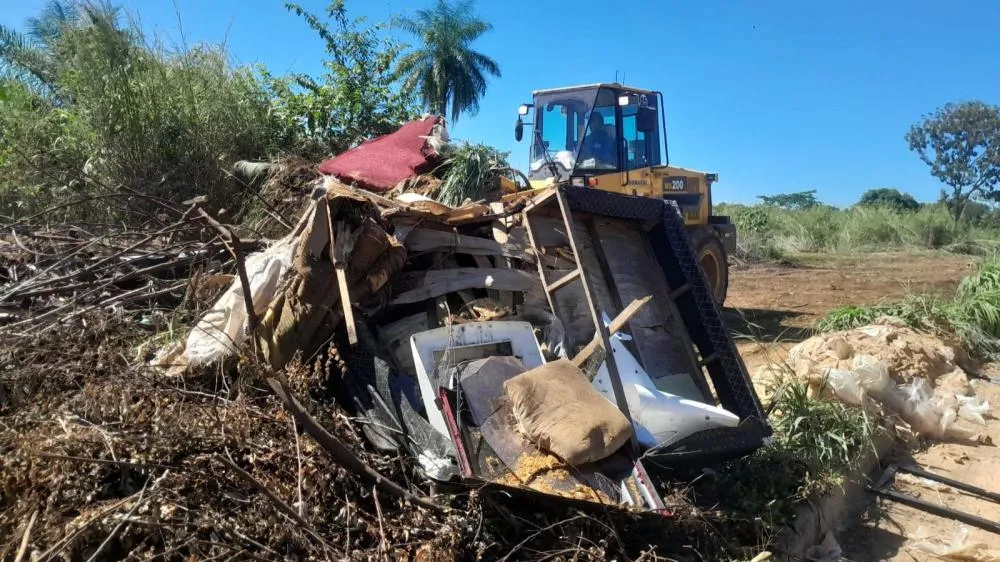 Prefeitura de Palmas leva força-tarefa de remoção de entulhos para o Jardim Aureny III