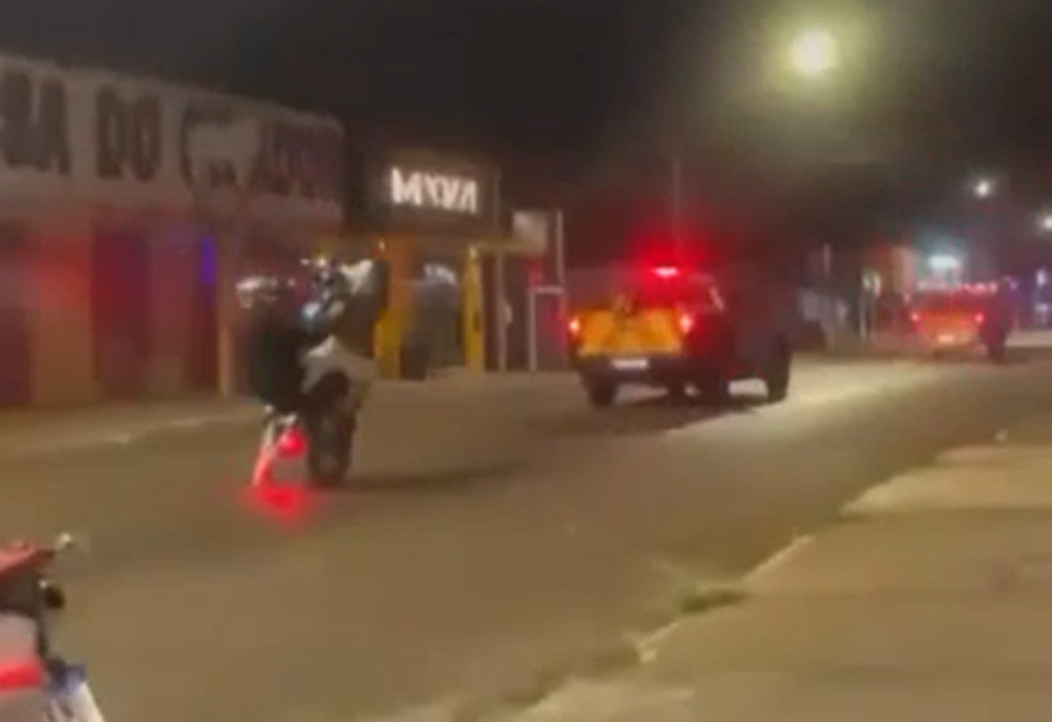 Motociclista dá 'grau' atrás de viaturas do Detran e foge em seguida no TO; VÍDEO