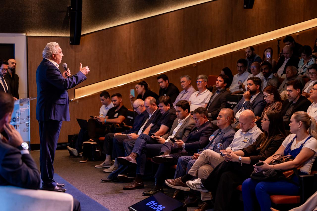 Laurez Moreira defende reforma tributária, estado digital e parceria com Sistema S em encontro com empresários